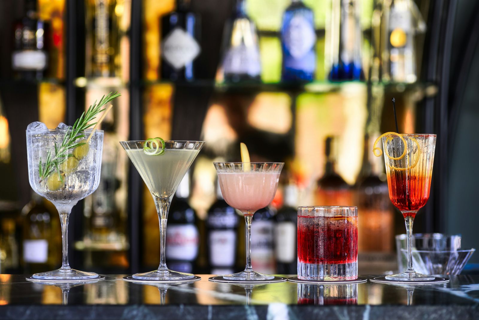 Wat betekent ‘inhoud tot rand’ op een glas?